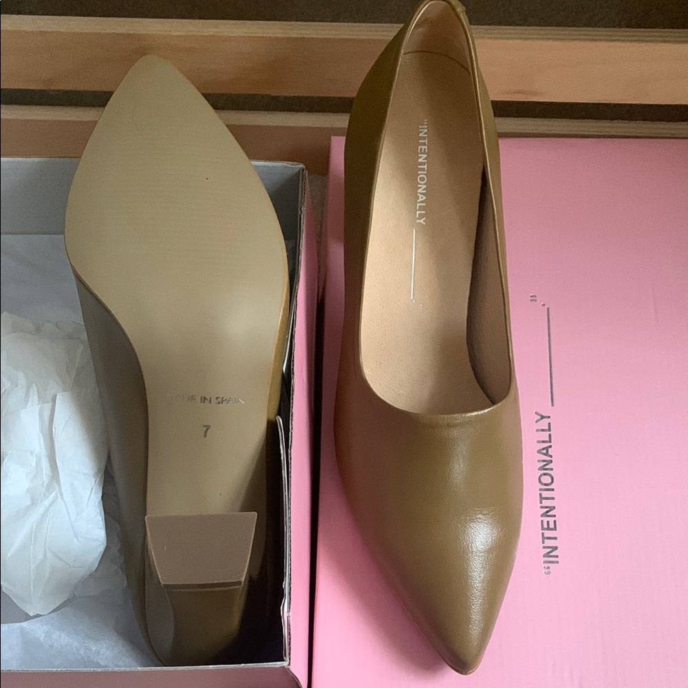Pointed Toe Block Heel Pump In Khaki NWT - Picture 2 of 4
